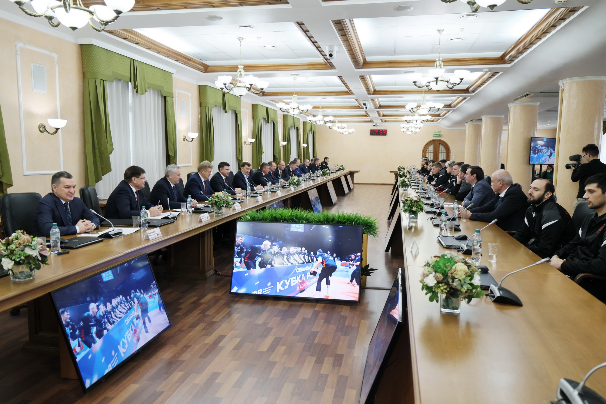 Ярких побед пожелал новосибирский мэр волейболистам «Локомотива» 