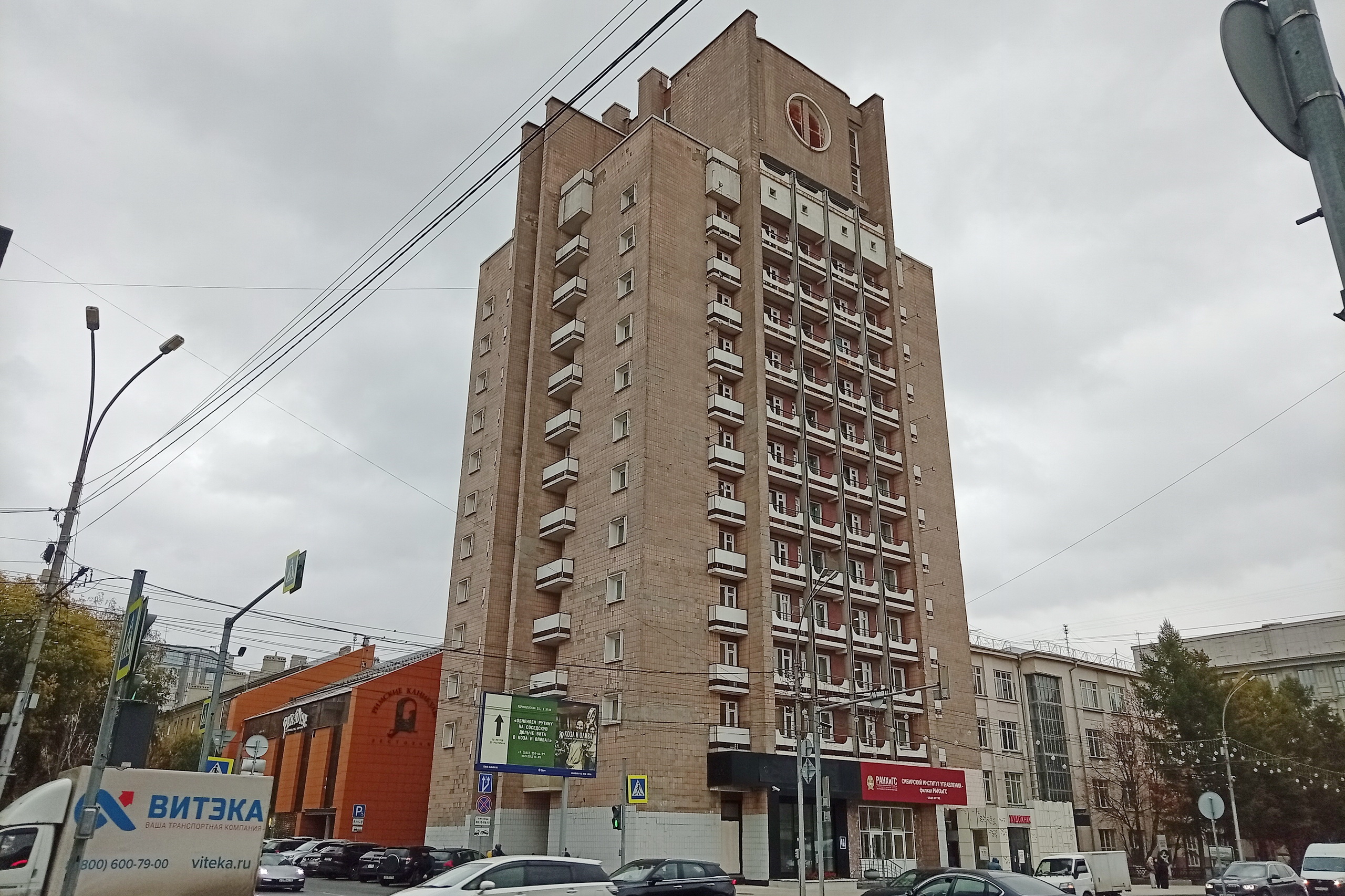 Что скрывает «циклоп»: ходим по загадочному зданию в центре Новосибирска