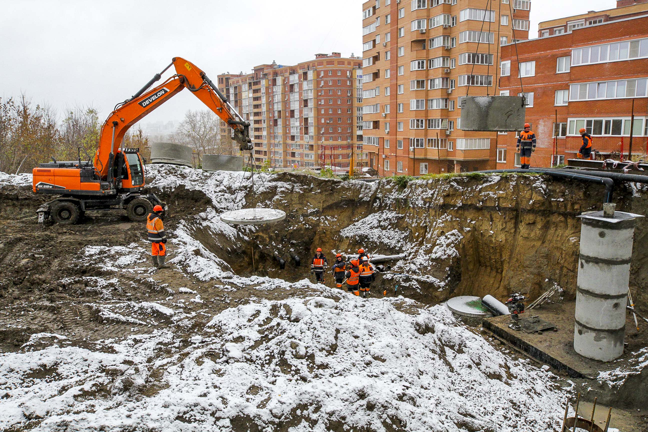 1500 тоннами песка засыпали провал в Горском жилмассиве Новосибирска