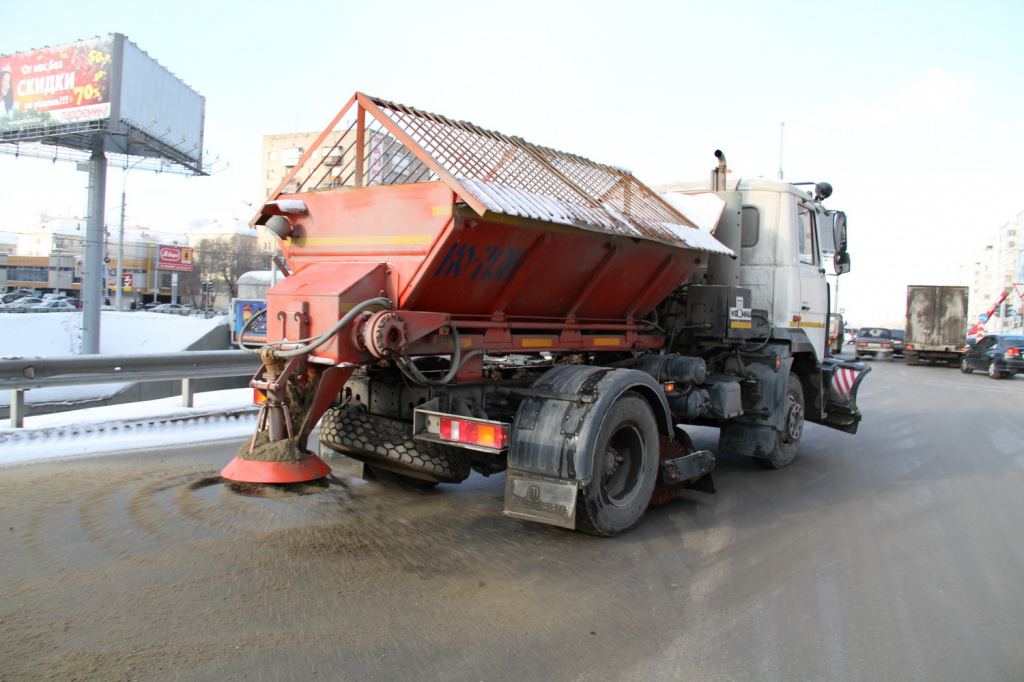 Дороги в Новосибирске начали посыпать для борьбы с гололедицей
