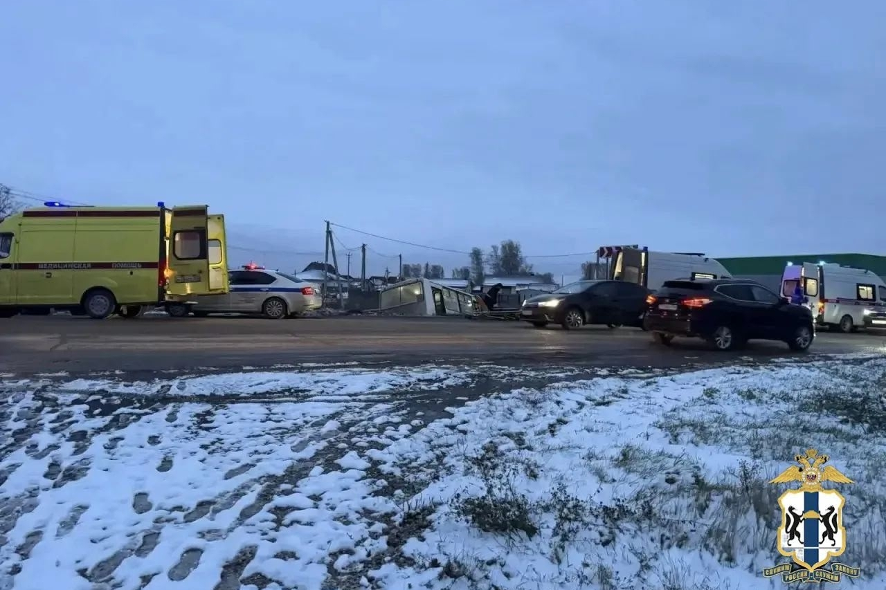 Восемь человек пострадали в ДТП с автобусом под Новосибирском (18+)