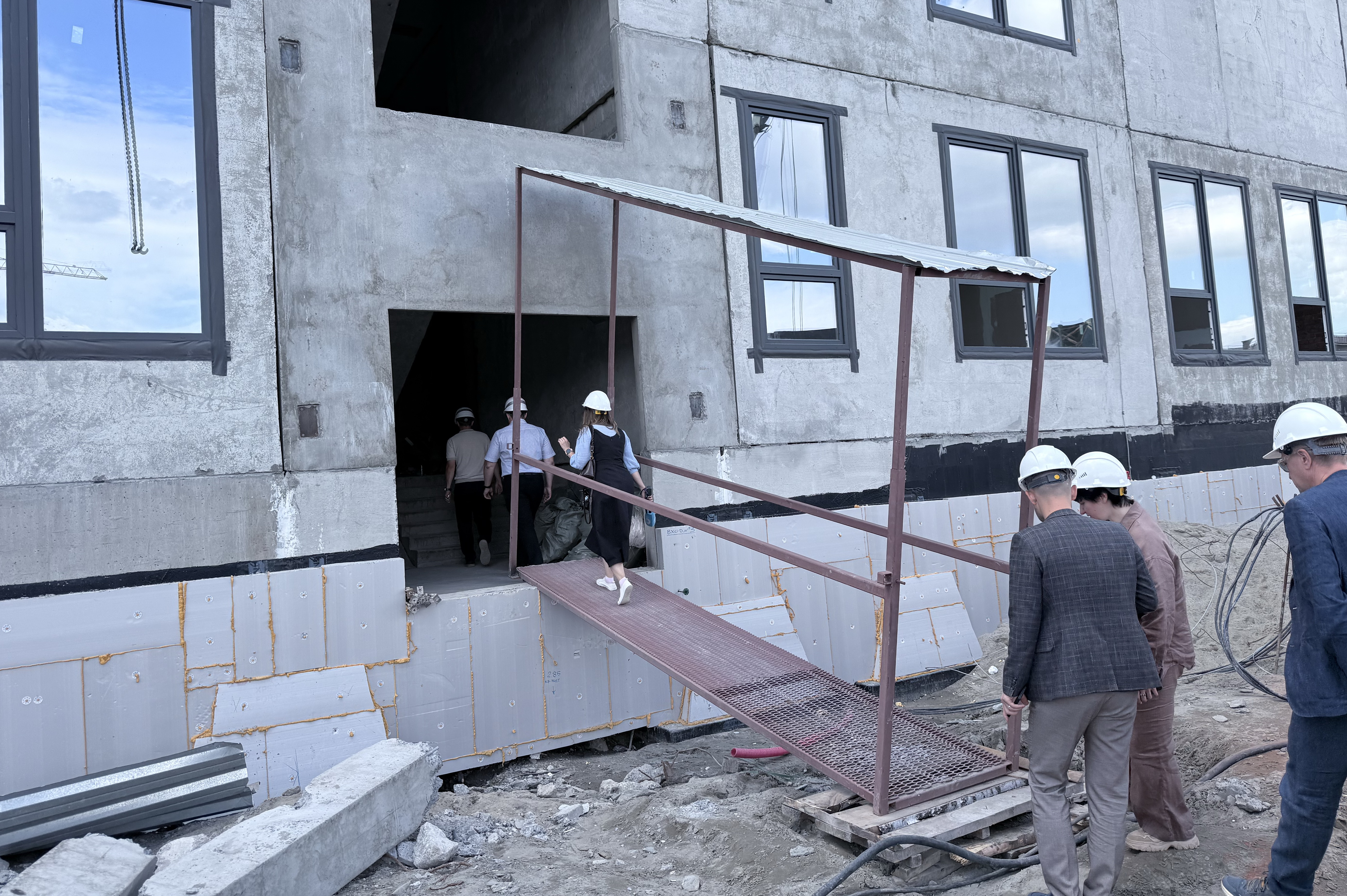 Ещё 200 рабочих привлекли на достройку концессионных школ в Новосибирке