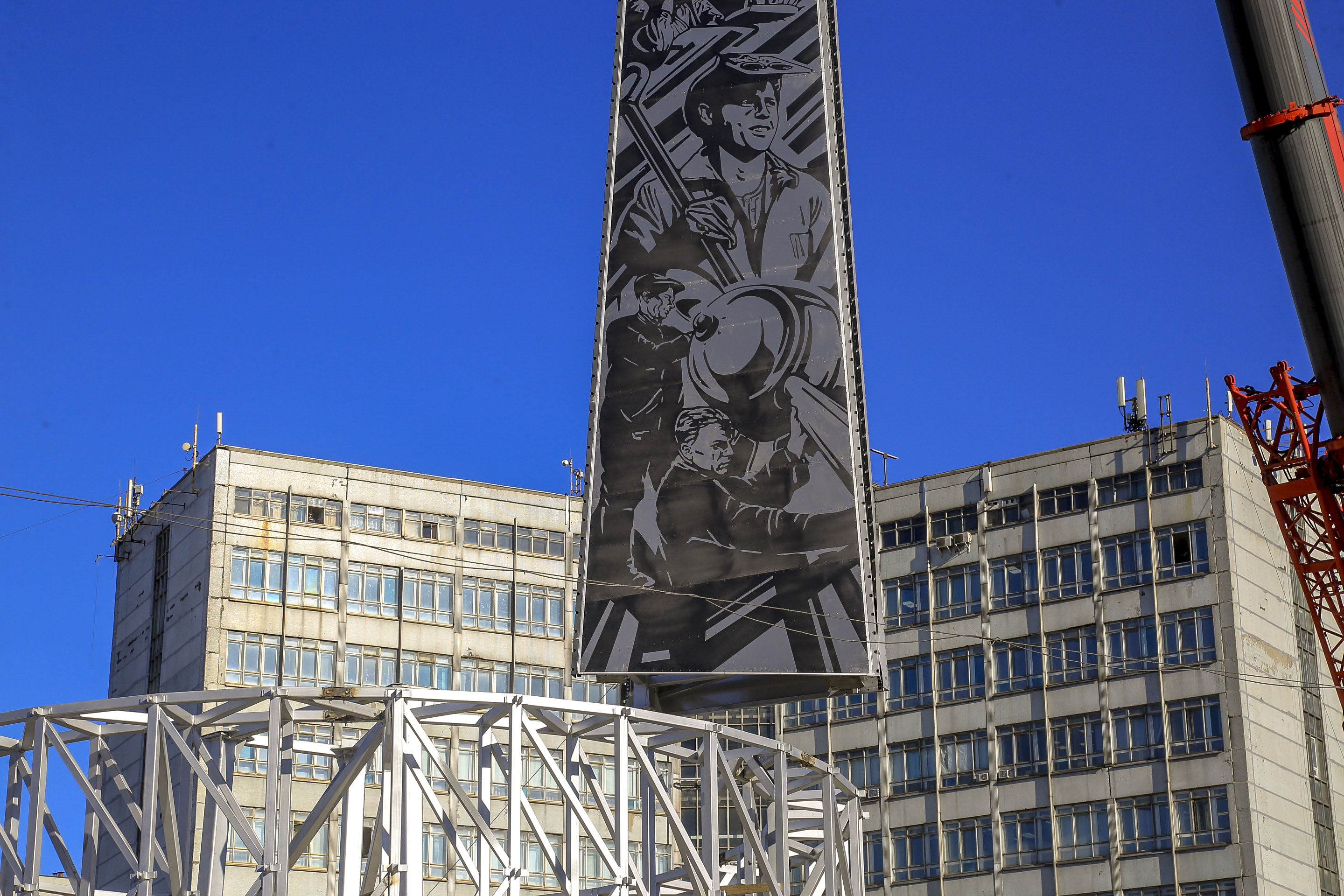 Установка шпиля стелы «Новосибирск — город трудовой доблести». 14 октября 2022 года