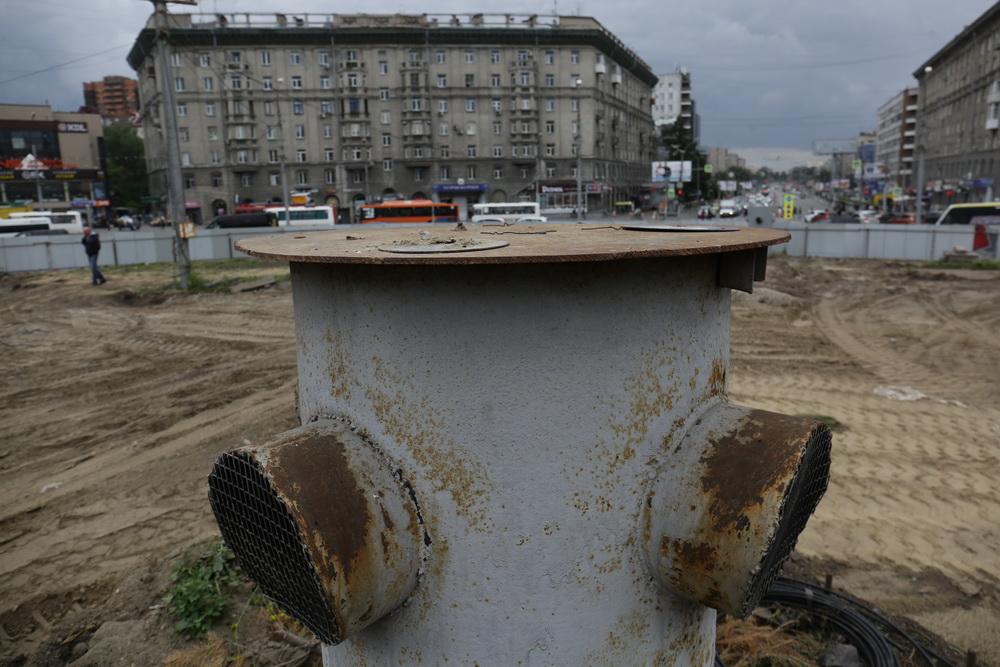 Подготовка к установке стелы на площади Калинина. Июнь 2022 года