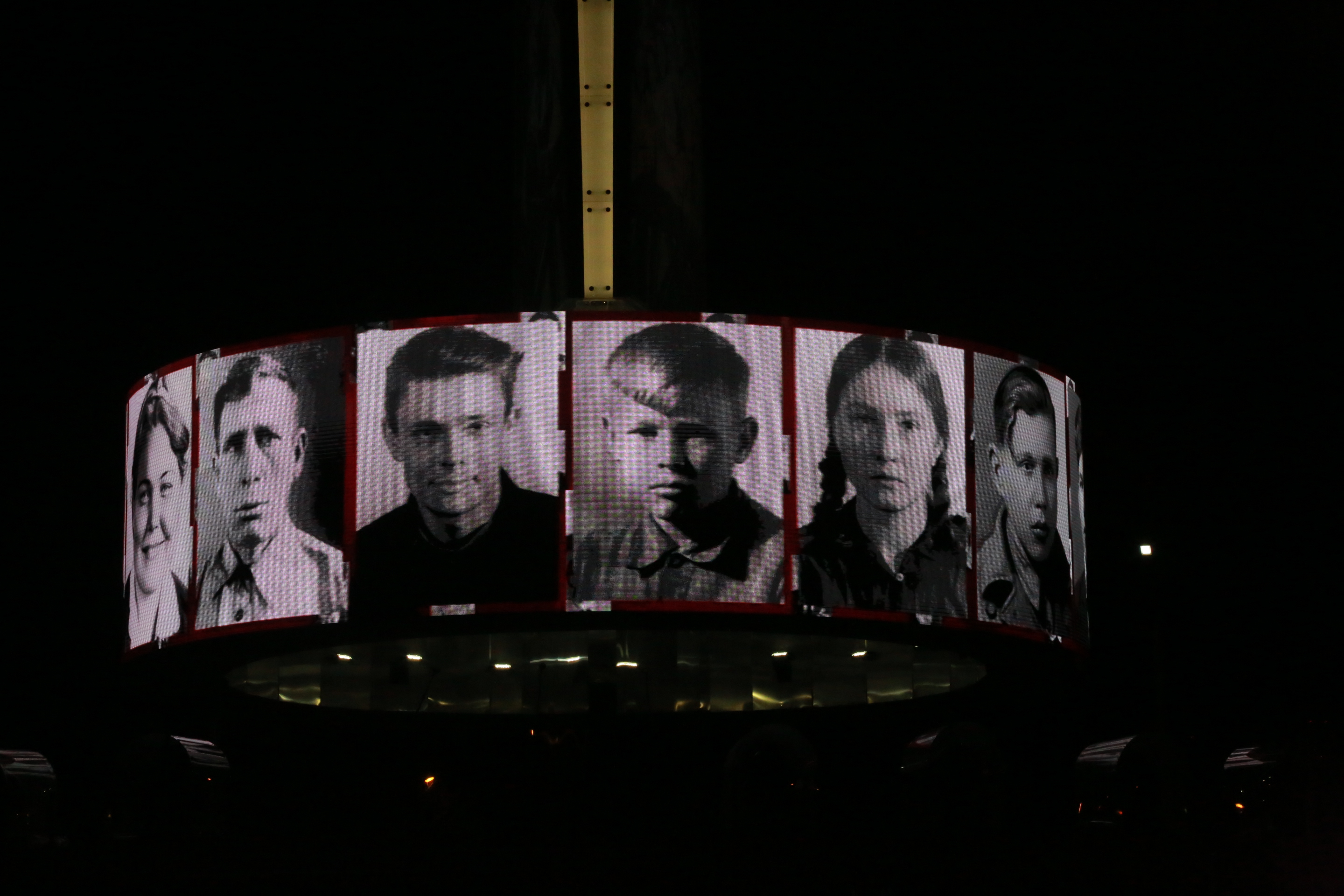 Открытие стелы «Город трудовой доблести» на площади Калинина