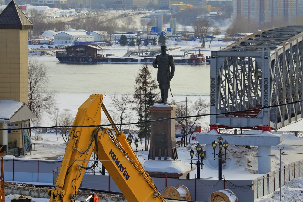 Вид на стройку моста с правого берега. Март 2021 года