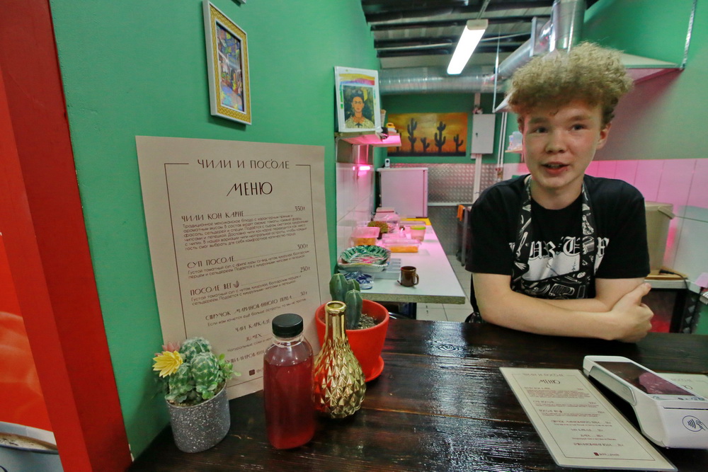 «Чили и посоле» — точка с настоящей мексиканской душой. Возглавляет меню блюдо с характерным пряным ароматом и вкусом — «Чили Кон Карне». В составе — говяжий фарш, свежие томаты, фасоль, сельдерей и специи.