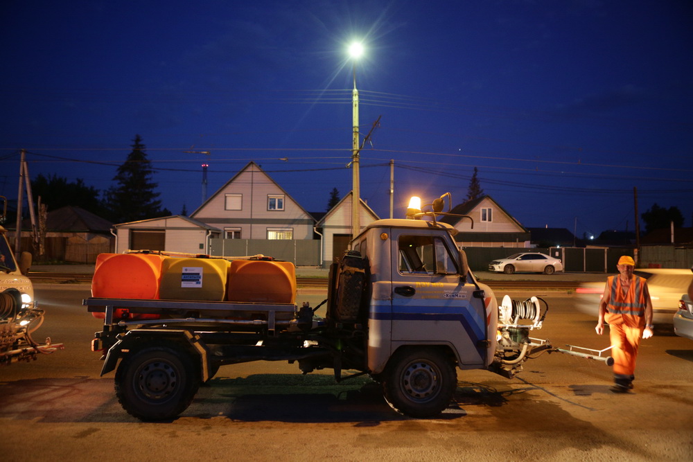 Как чистят дороги от пыли в Новосибирске