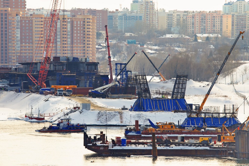 Вид на стройку моста с правого берега. Март 2021 года