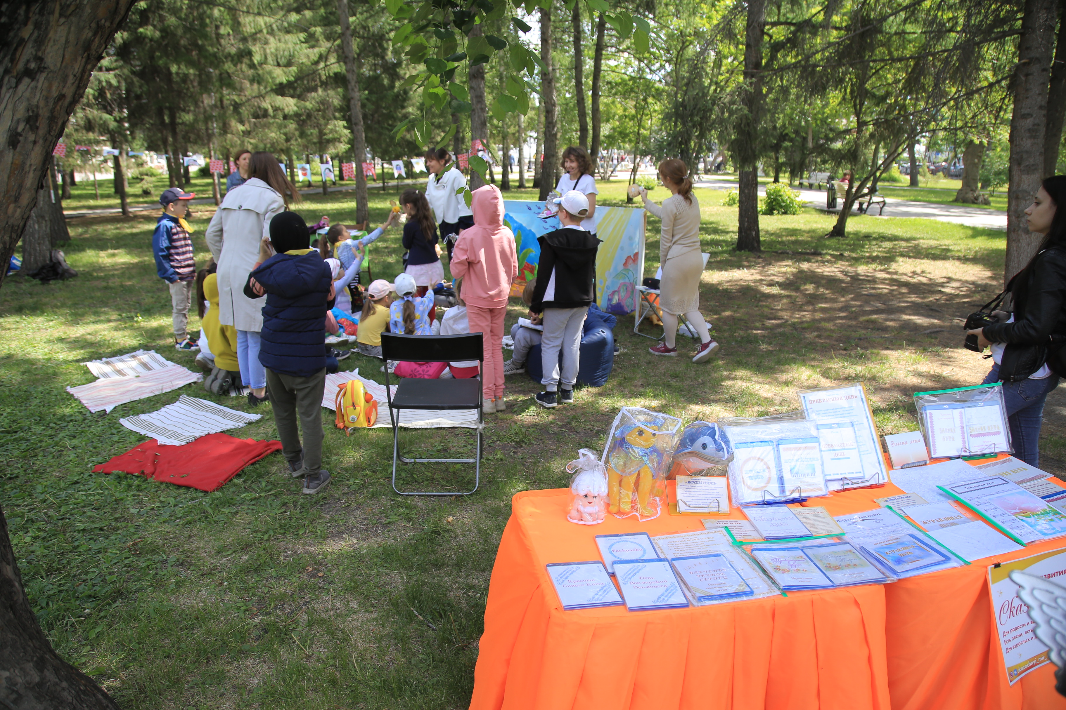 «Библиотека на траве». Первомайский сквер. Июнь 2022 года