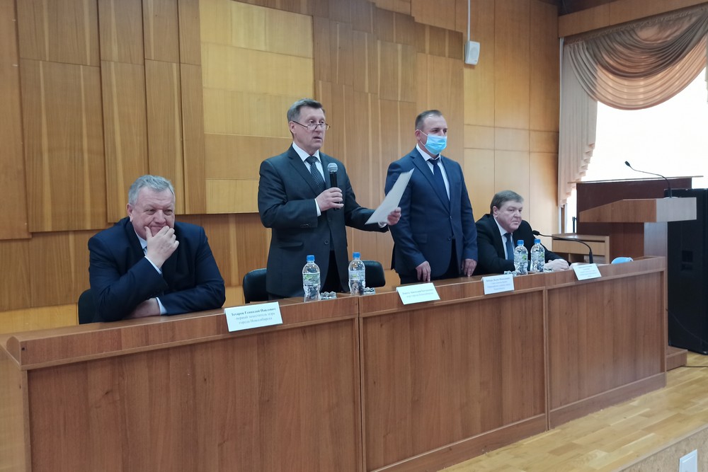 Вадим Бобырь (второй справа)