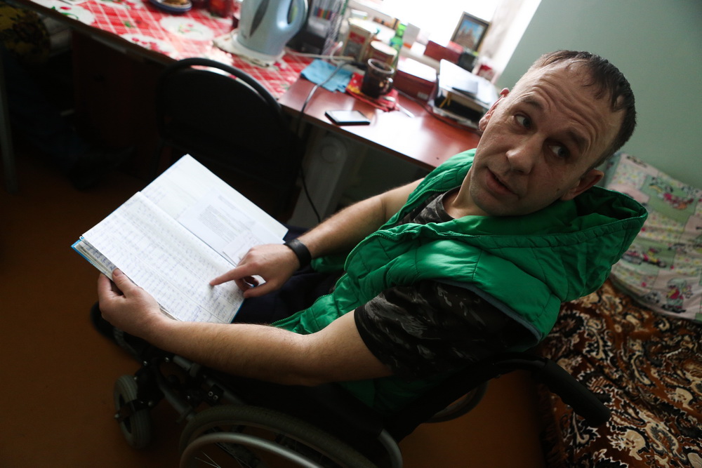 42-летний Игорь держится «бодрячком», хоть и в инвалидном кресле. Говорит, был алкашом, и «там» жизнь похуже этого кресла: «Сейчас людей по больницам вожу. Кто сам идёт, кого я качу. Сам еду и его качу». Сразу вспоминается фильм про Витьку Чеснока.