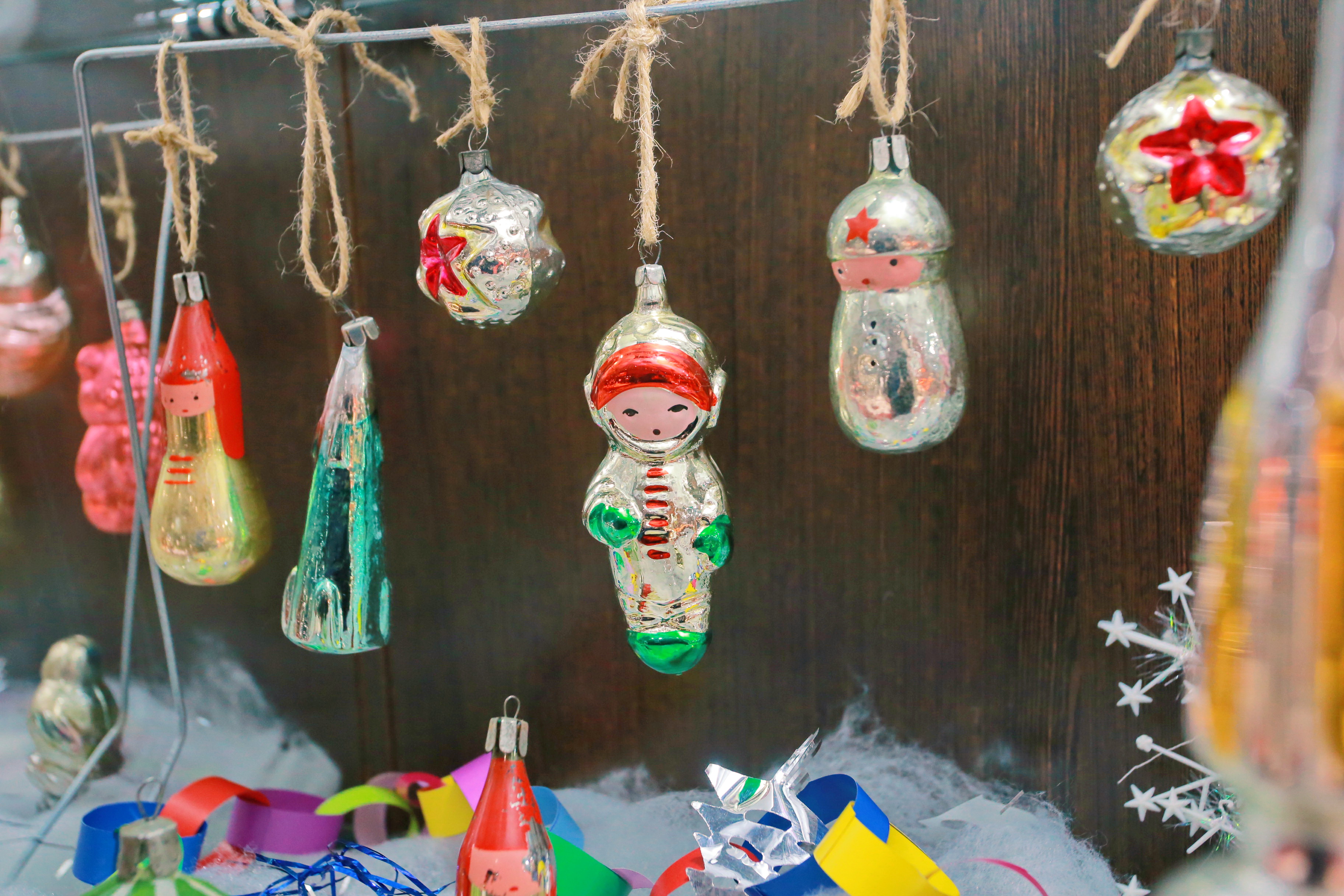 Мальчик-космонавт — типичный символ того времени. Все советские мальчишки мечтали стать космонавтами. Такие игрушки на ёлке занимали самые почётные места.