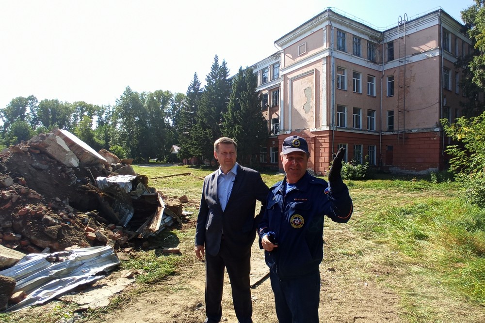 Техника разбирает остатки рухнувшей стены возле школы №57. Август 2021 года