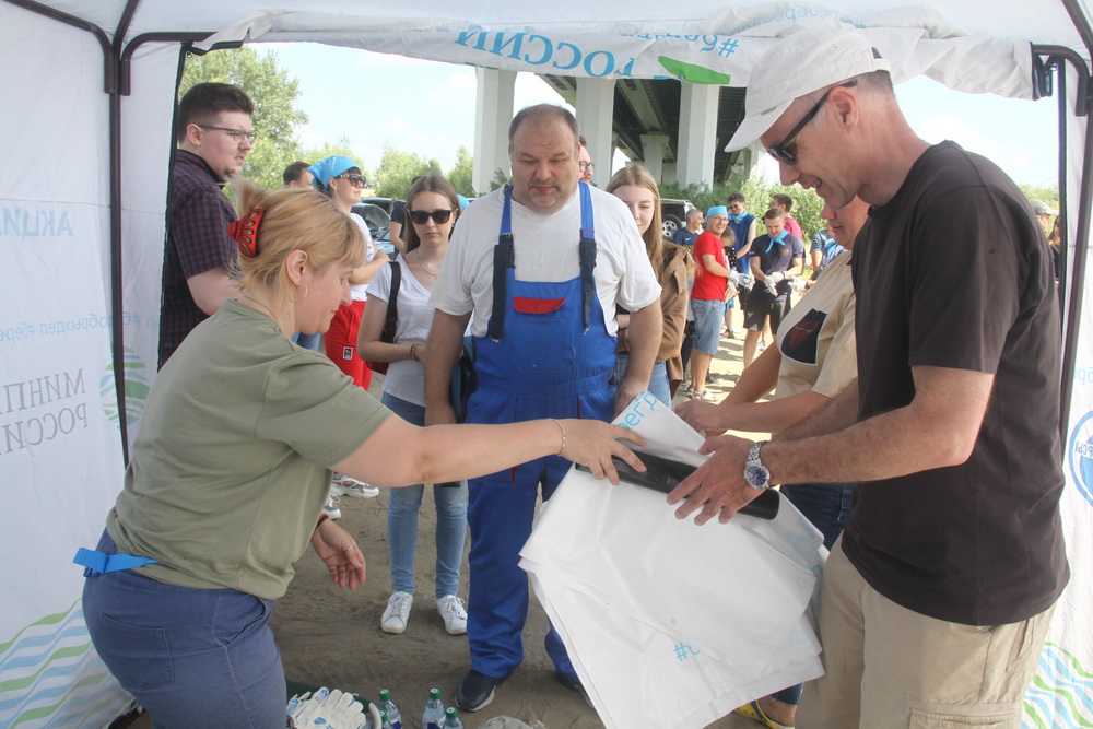 Уборка на острове Кустовой под Бугринским мостом. Июль 2022 года