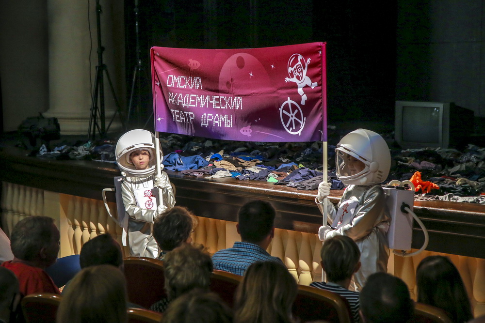 Спектакль «Время секонд хэнд» (Омский театр драмы)