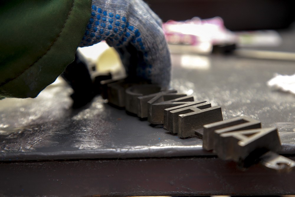 Замена металлических букв на Монументе Славы. Апрель 2020 года