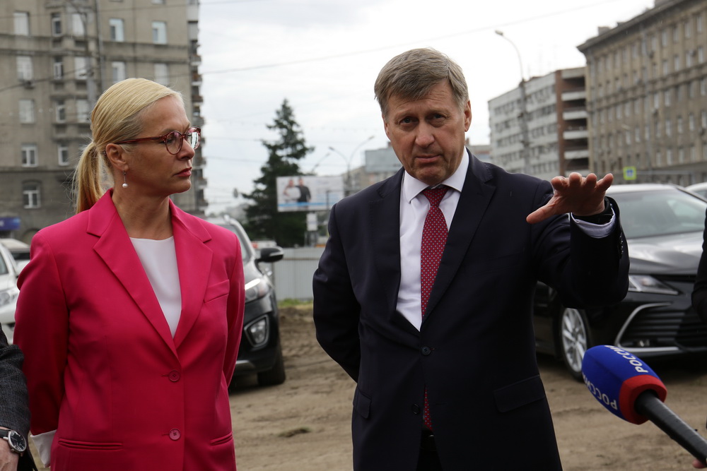 Подготовка к установке стелы на площади Калинина. Июнь 2022 года