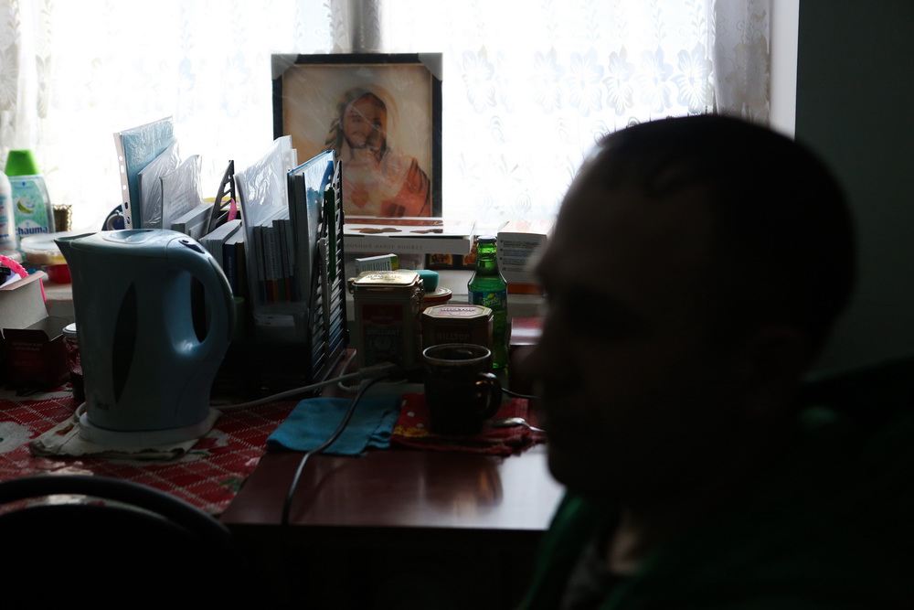 Здешние подопечные бесплатно получают крышу над головой, спальное место, медпомощь и питание. Волонтёры помогают им восстанавливать документы и искать близких. Дорога назад — в социум — может затянуться на долгие годы. Кто-то останется навсегда.