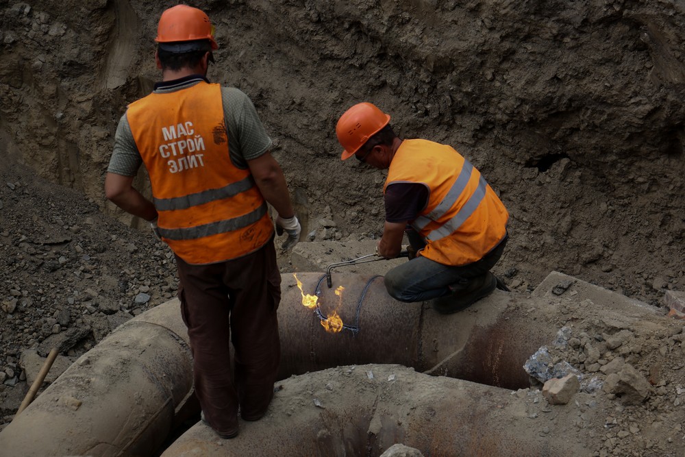 Ремонт теплотрассы на Бориса Богаткова. Июль 2021 года