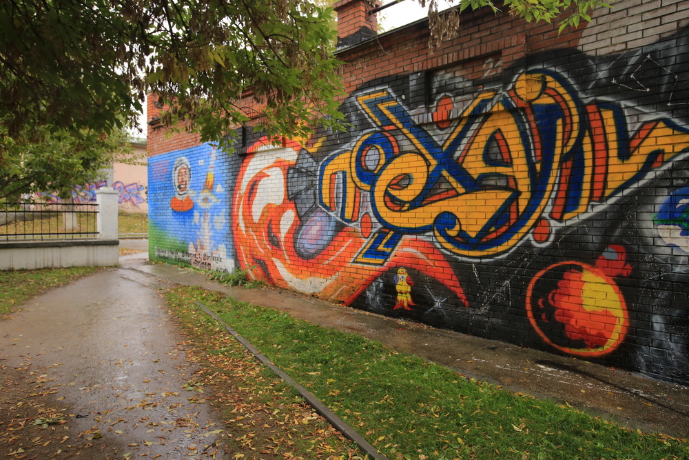 Граффити с Гагариным нарисовали на домах 30-х годов в Новосибирске