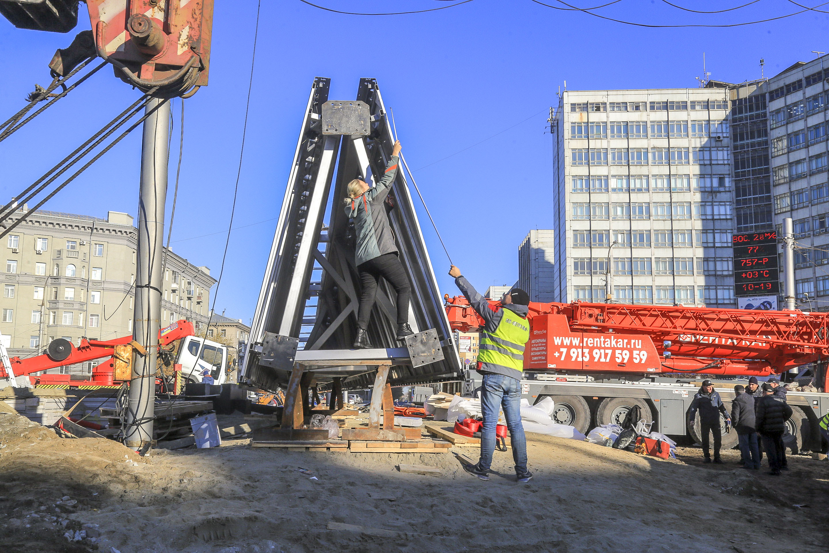 Установка шпиля стелы «Новосибирск — город трудовой доблести». 14 октября 2022 года