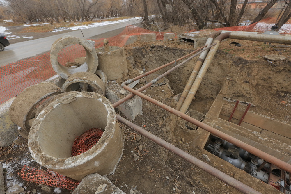 Ремонт теплосети на перекрёстке Приморской и Гидромонтажной. Ноябрь 2022 года