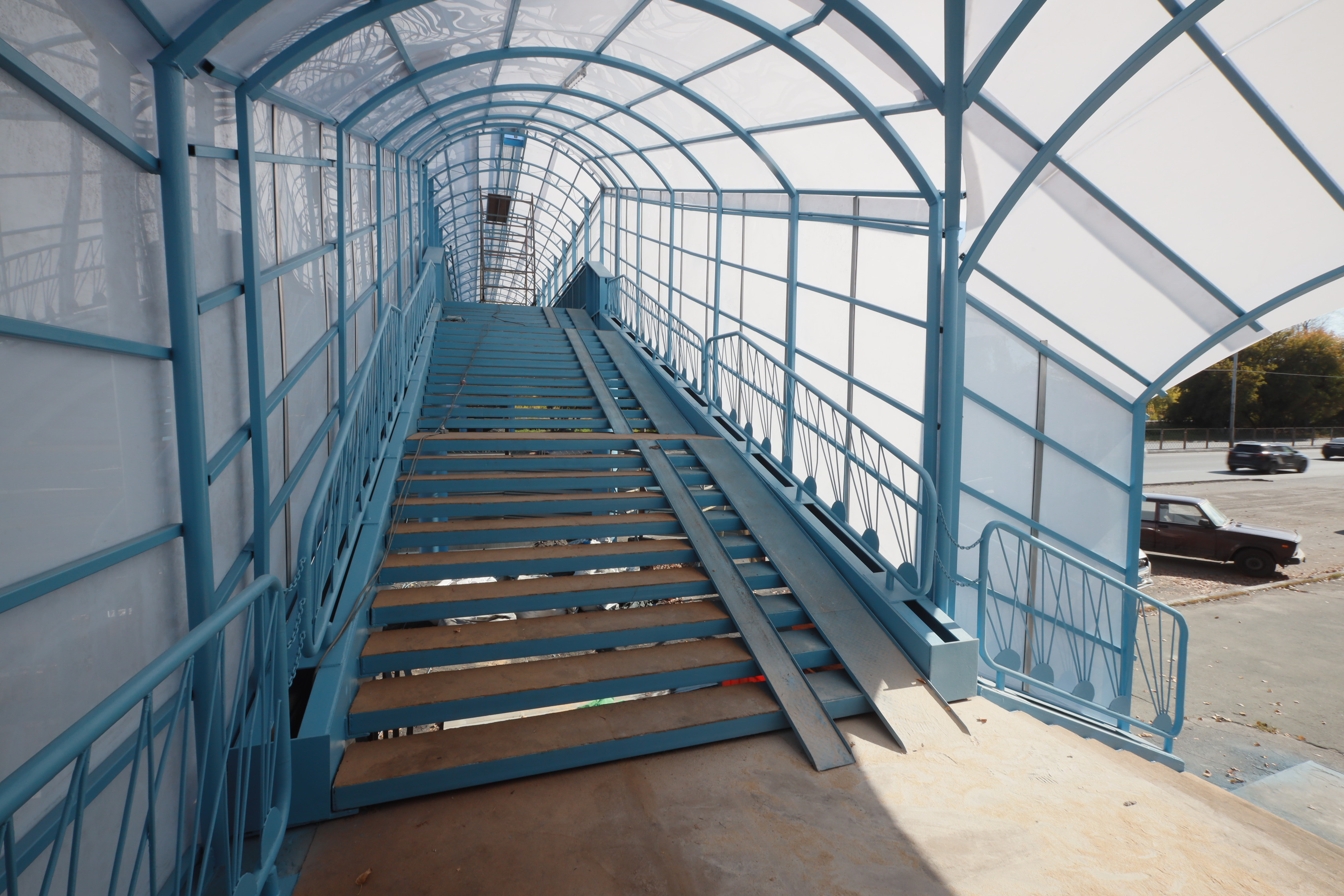 Пешеходный мост возле остановки «Прибрежный переулок»