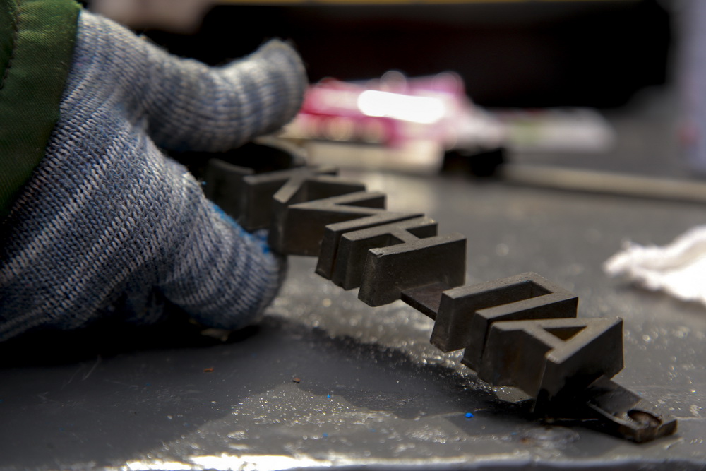 Замена металлических букв на Монументе Славы. Апрель 2020 года