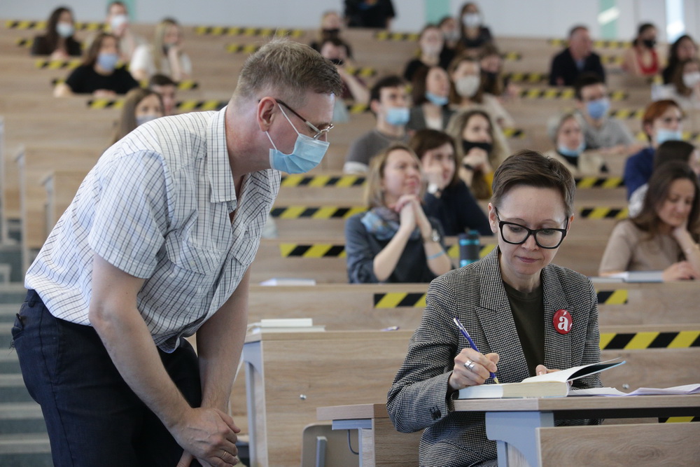 Площадка Тотального диктанта в НГУ. «Диктатор» Гузель Яхина