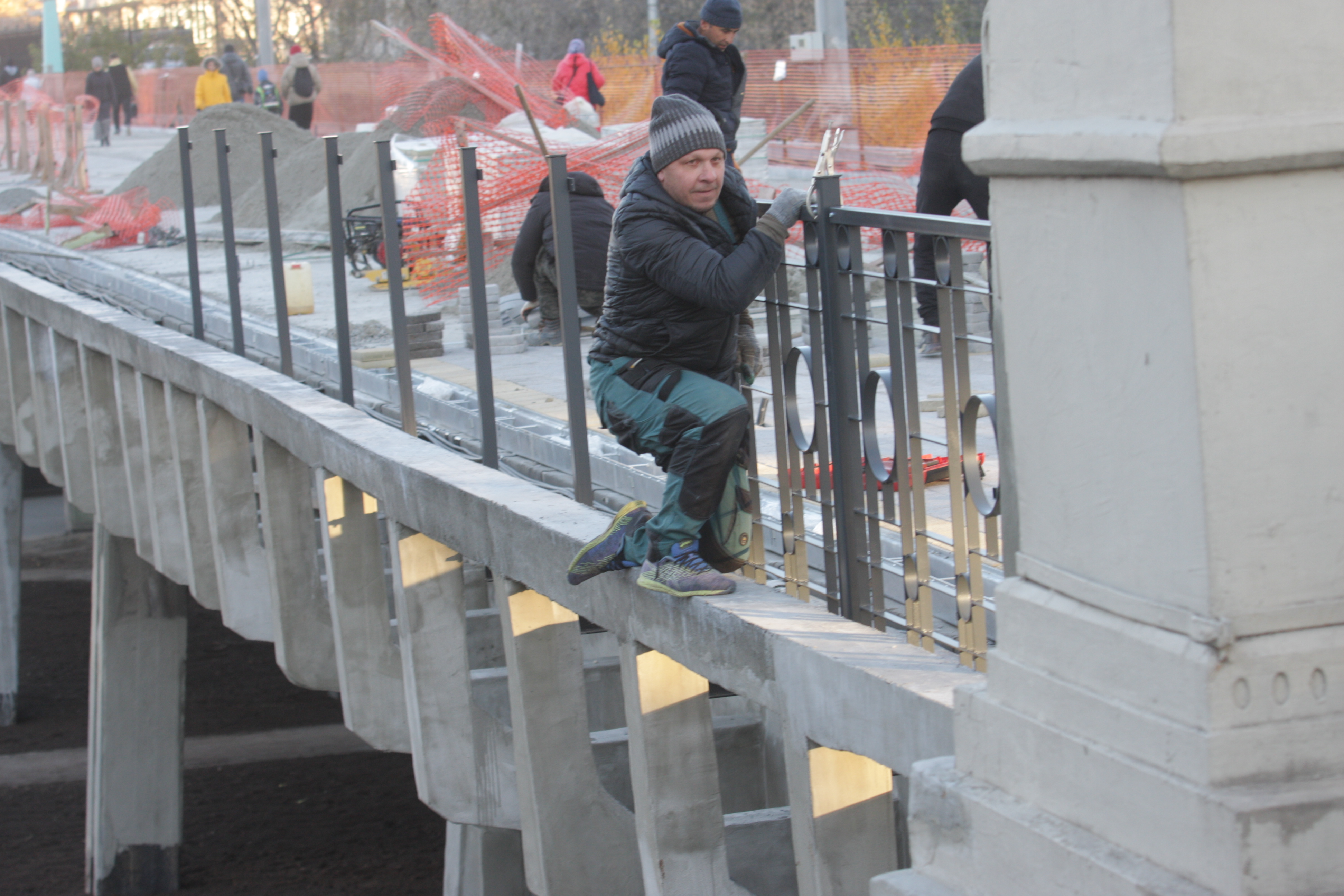 Ремонт пешеходного моста через Каменку. Октябрь 2022 года