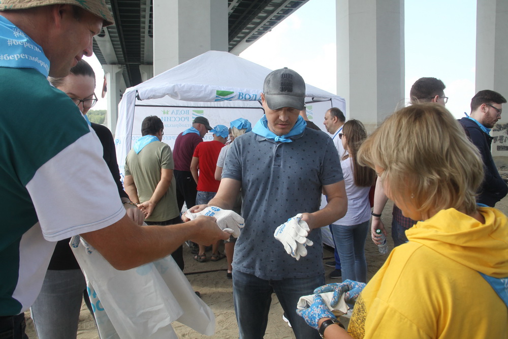 Уборка на острове Кустовой под Бугринским мостом. Июль 2022 года