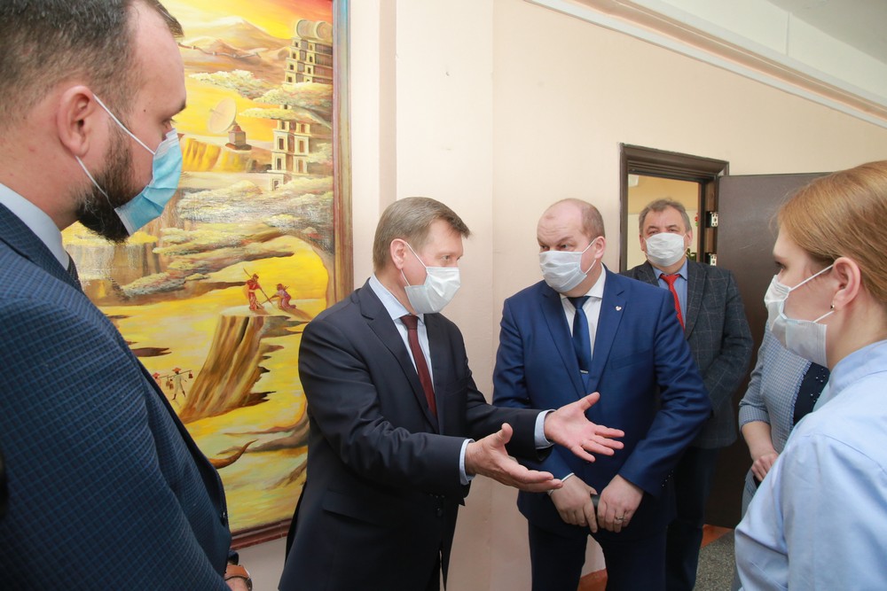 Мэр Локоть инспектирует работу учителей