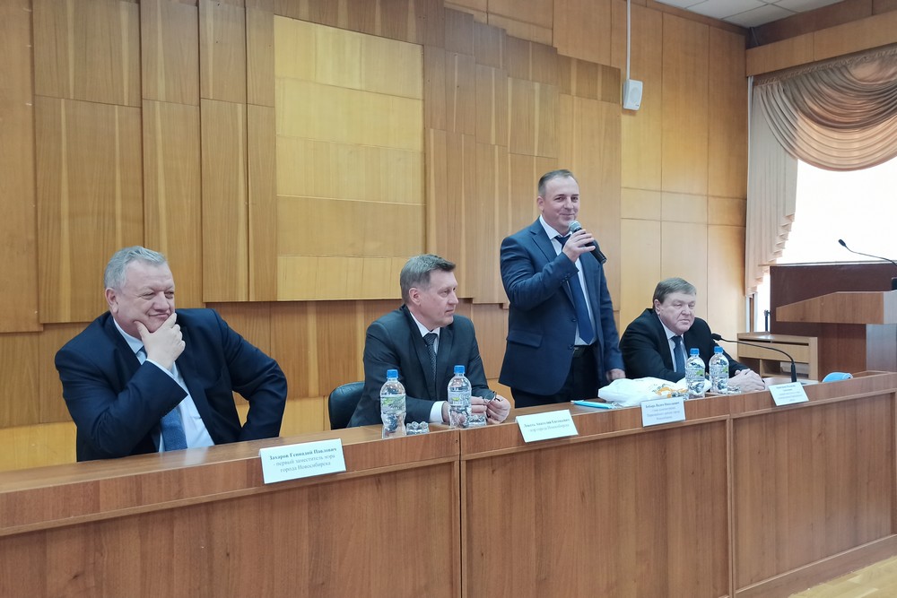 Вадим Бобырь (второй справа)