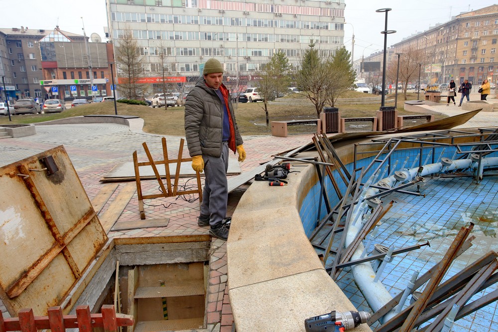 Подготовка фонтана на Орджоникидзе к работе в летний сезон