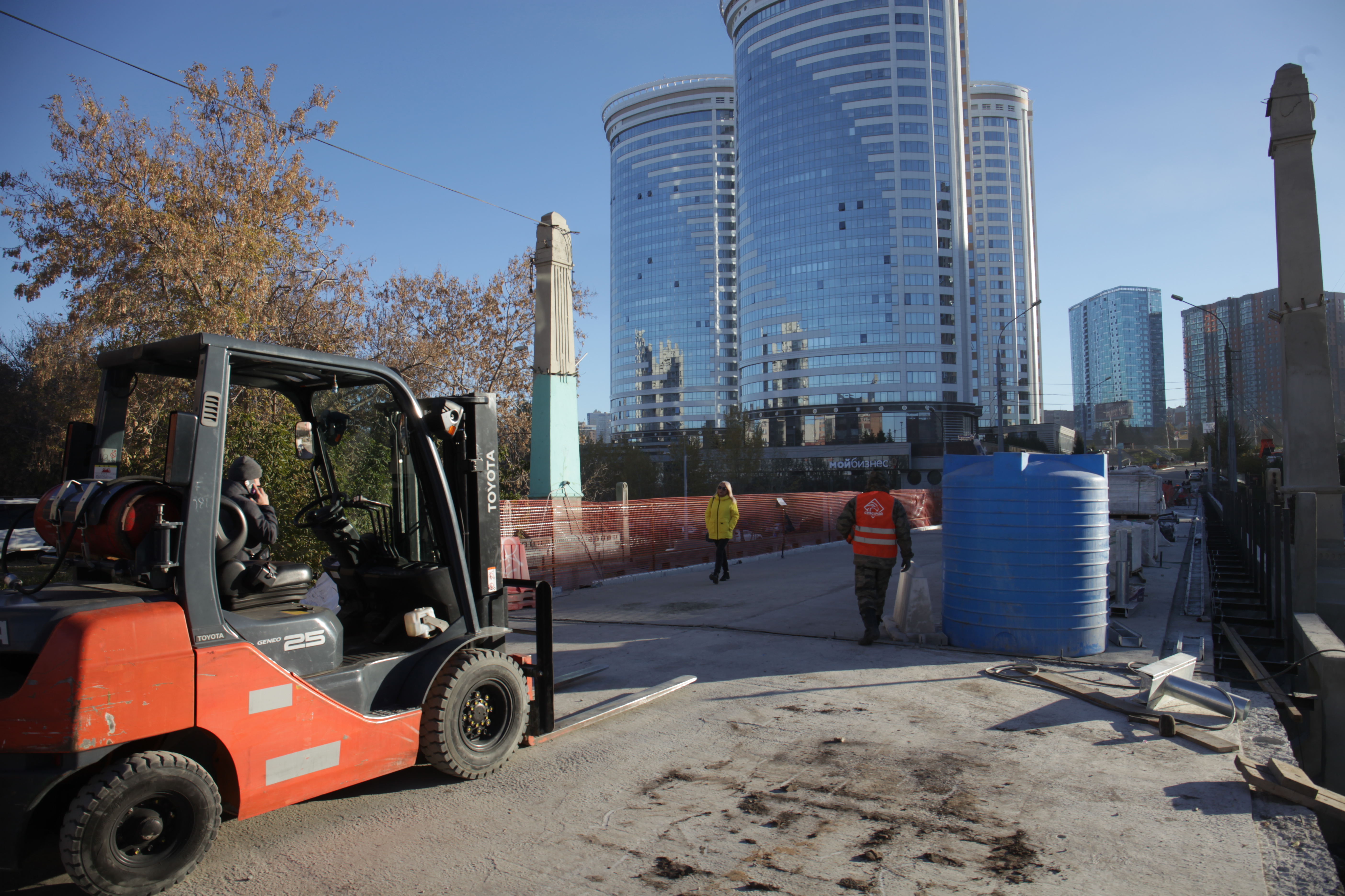 Ремонт пешеходного моста через Каменку. Октябрь 2022 года