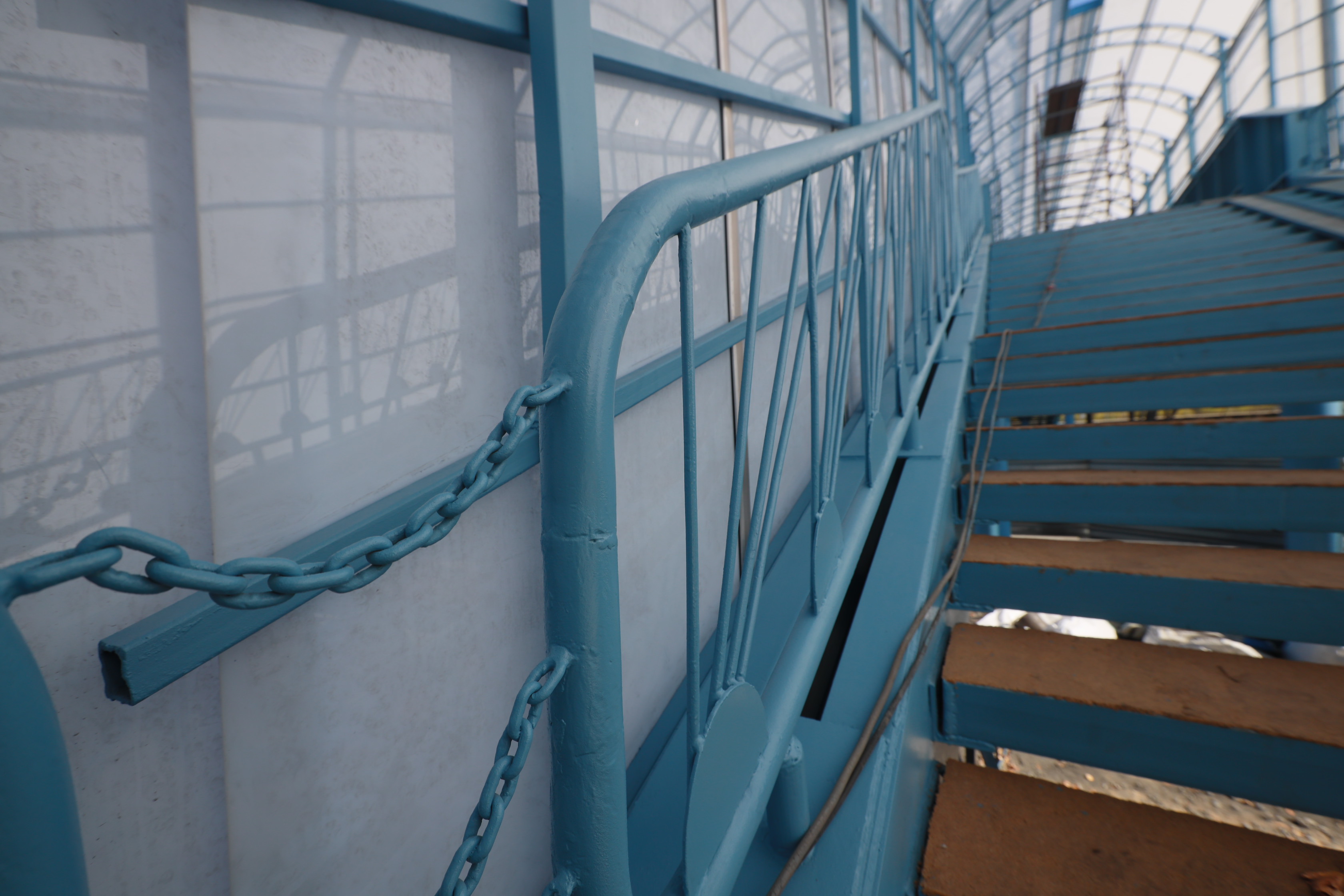 Пешеходный мост возле остановки «Прибрежный переулок»