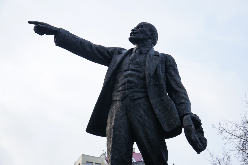 Памятник в сквере у Водника