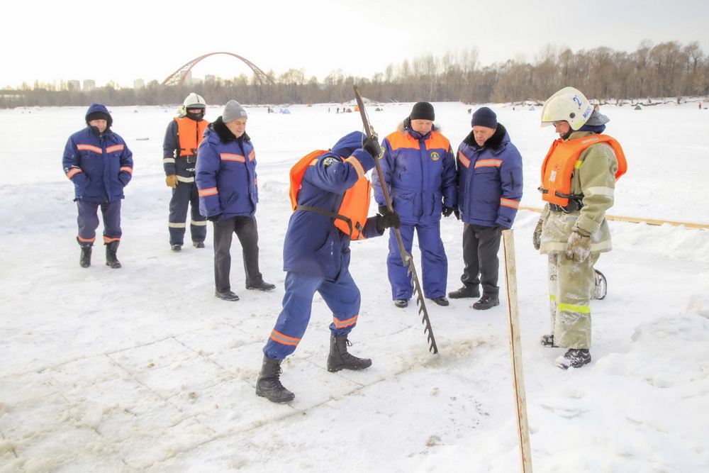 Подготовка купели рядом с «Европейским берегом»