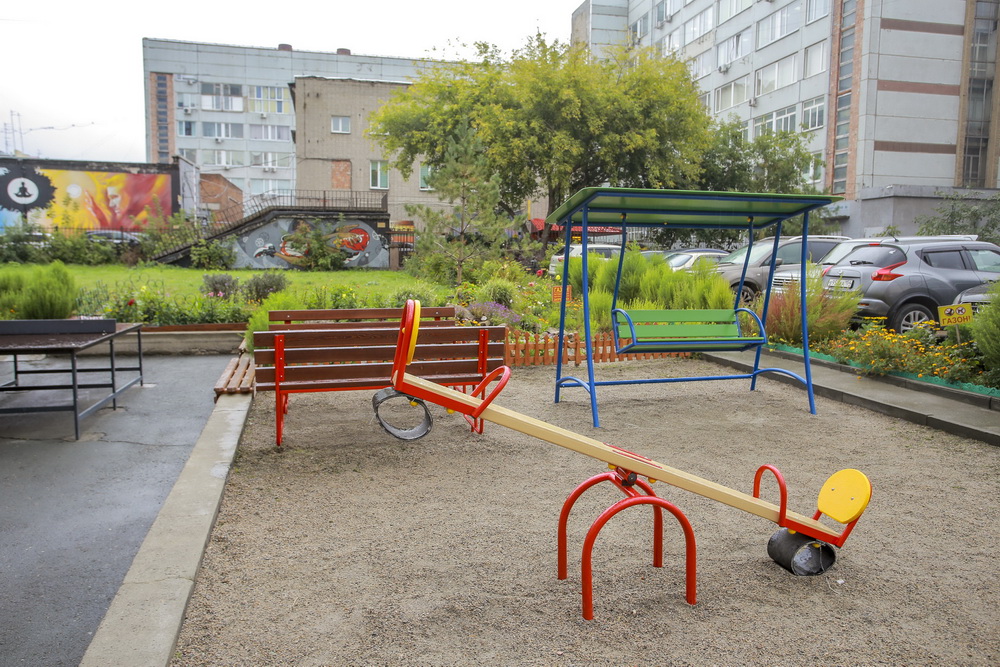 Во дворе ТОСа «Новониколаевский» на улице Советской