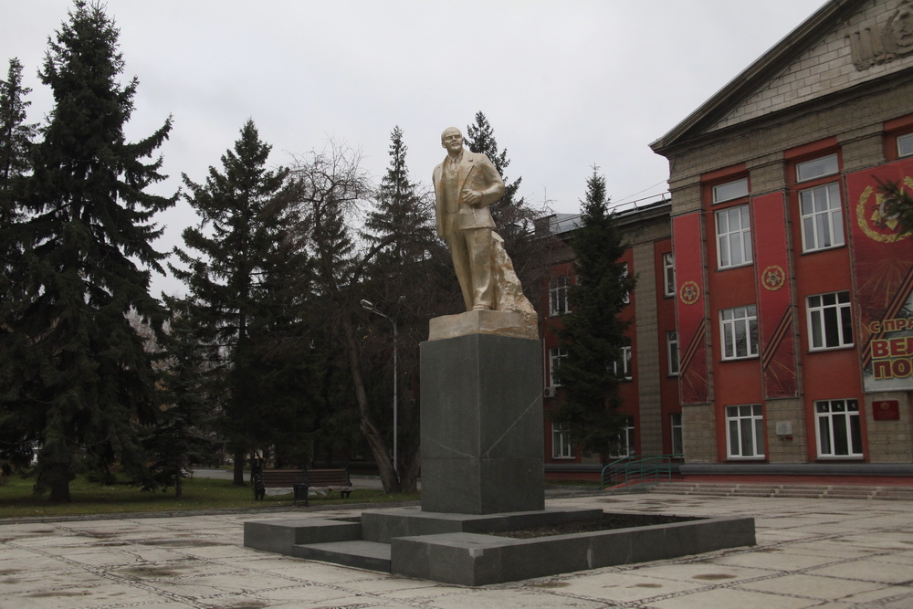 Памятник возле администрации Ленинского района