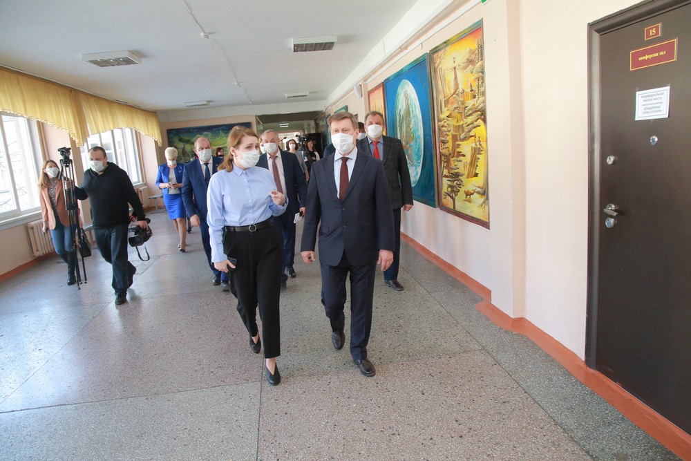 Мэр Локоть инспектирует работу учителей