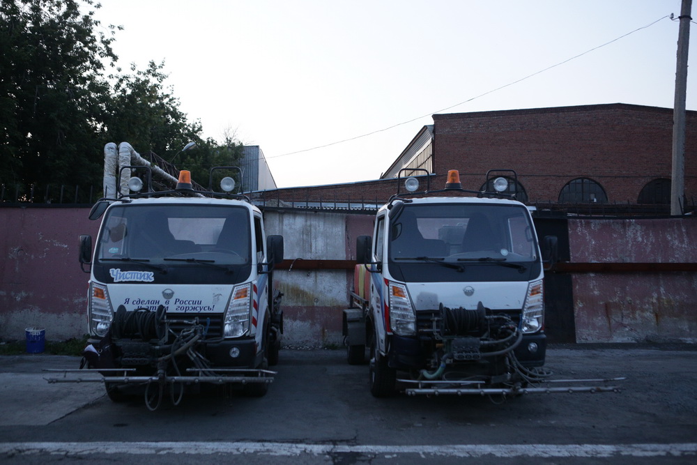 Как чистят дороги от пыли в Новосибирске