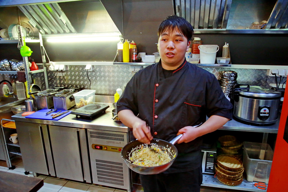 Хозяина тоже зовут Kong. Своё заведение он назвал в честь себя. Говорит, что готовит по рецептам своих родителей — коренных корейцев.