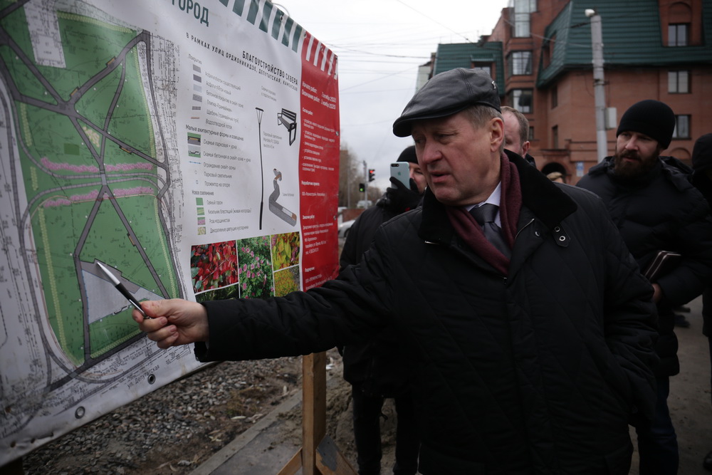 Сквер за оперным театром. Ноябрь 2020 года