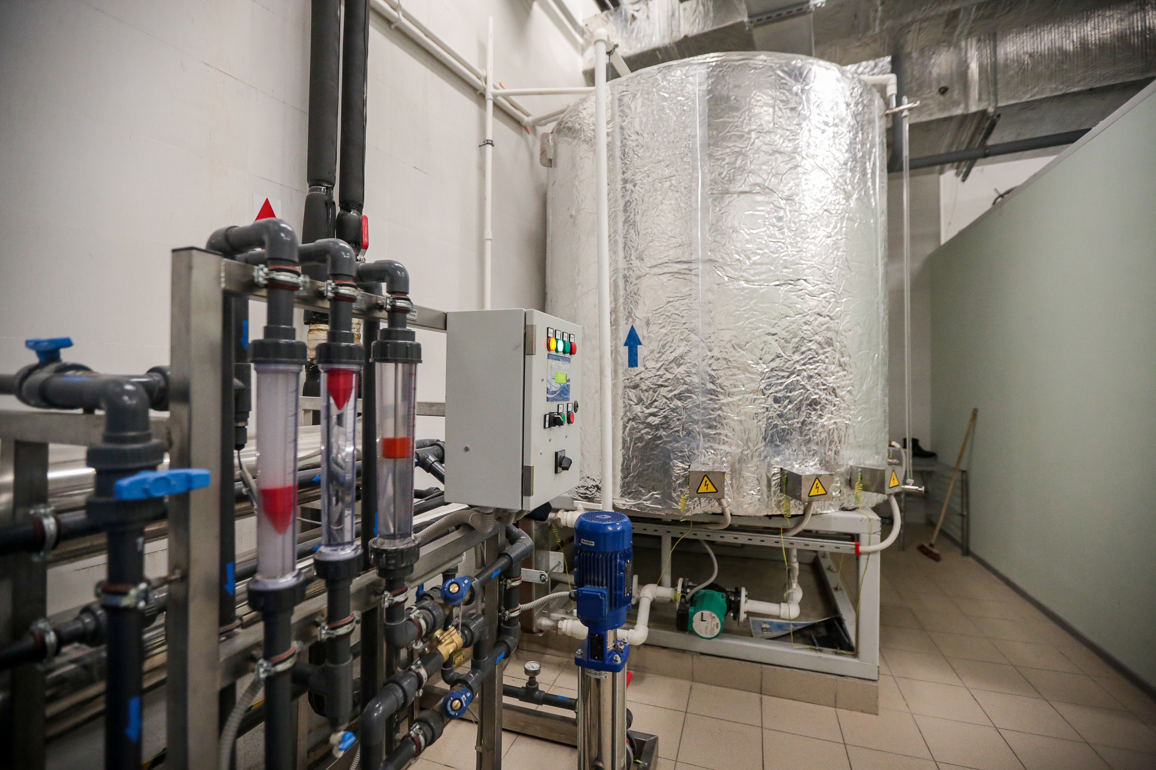 Из этого бака уже заправляют ледозаливочные комбайны