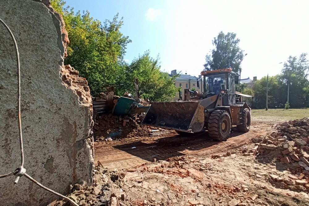 Техника разбирает остатки рухнувшей стены возле школы №57. Август 2021 года