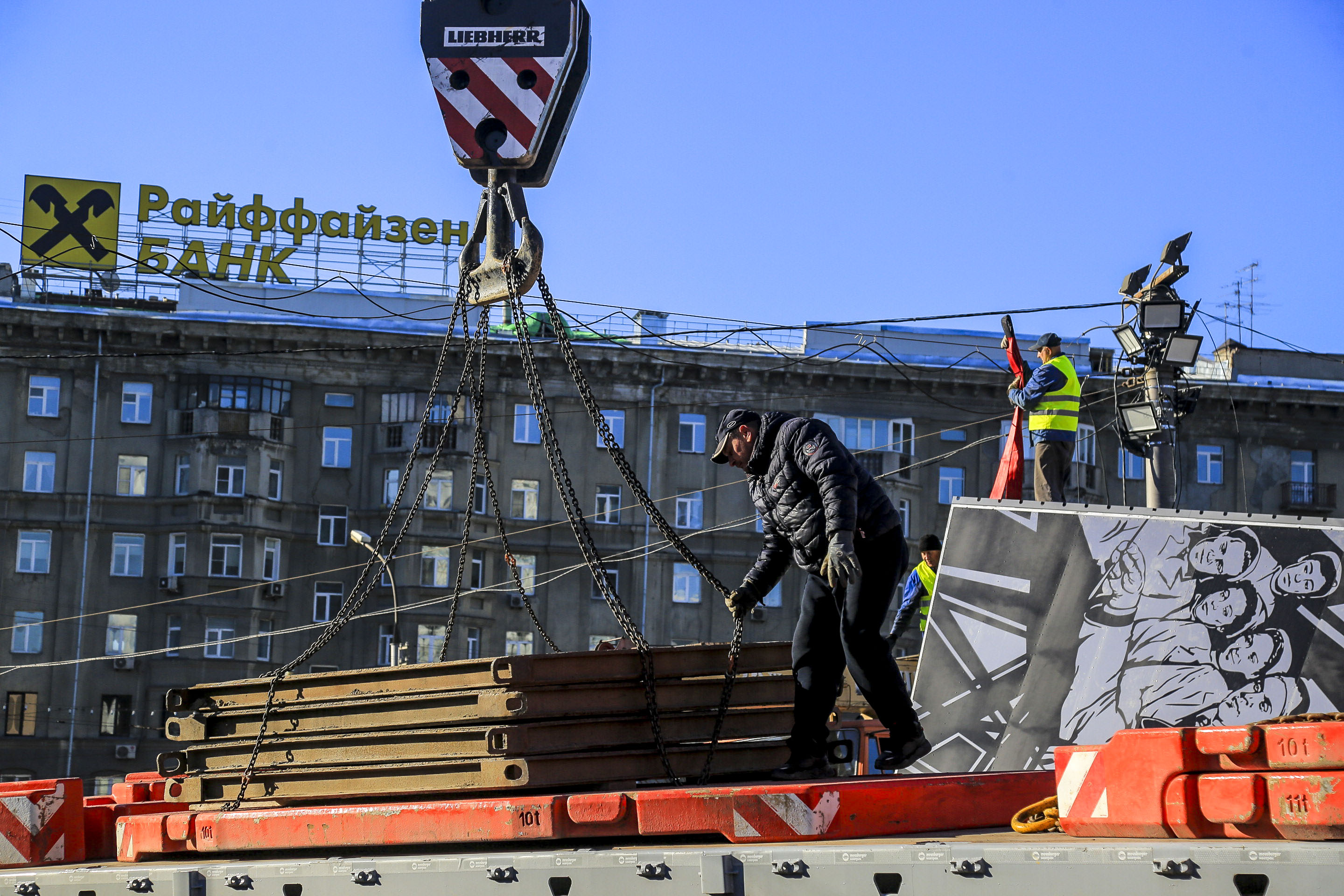 Установка шпиля стелы «Новосибирск — город трудовой доблести». 14 октября 2022 года