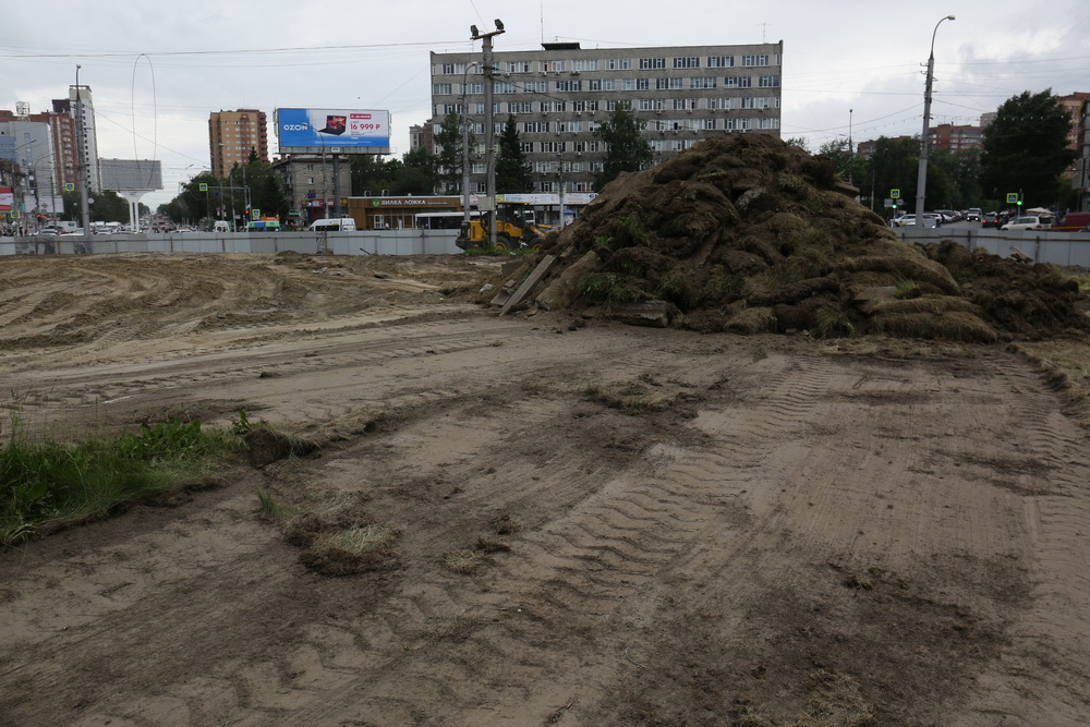 Подготовка к установке стелы на площади Калинина. Июнь 2022 года