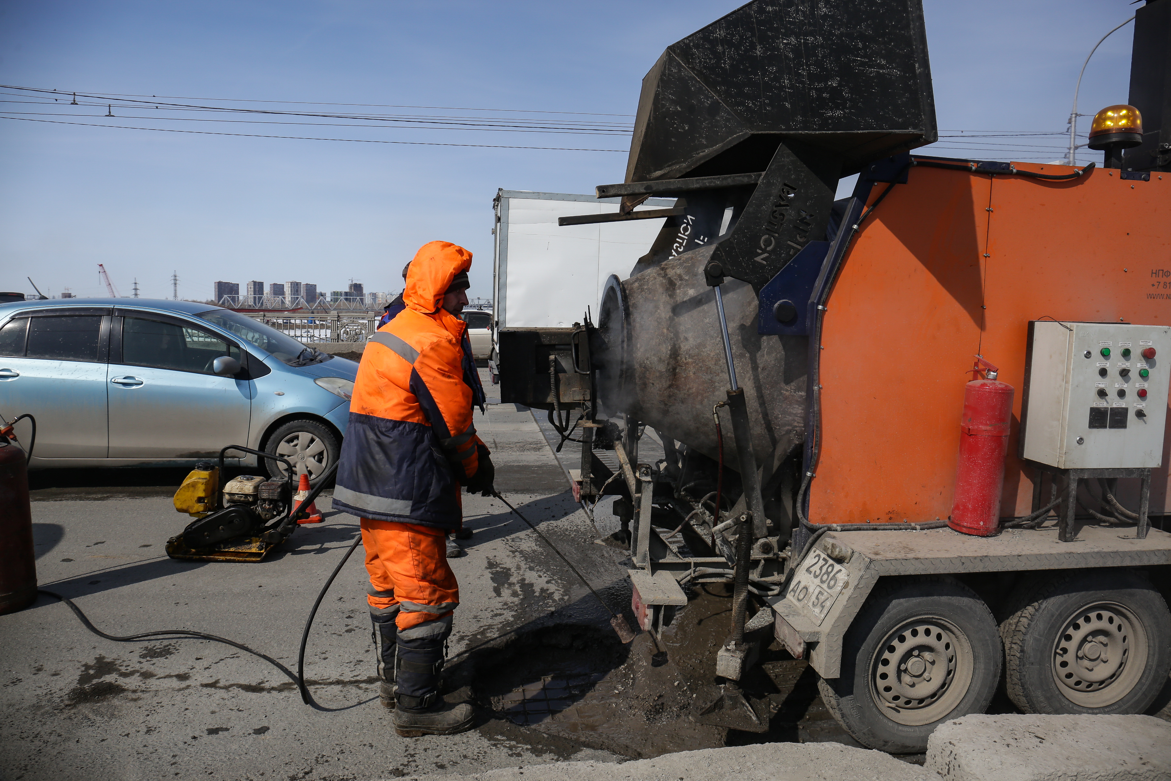 Ямочный ремонт на Октябрьском мосту. Апрель 2021 года
